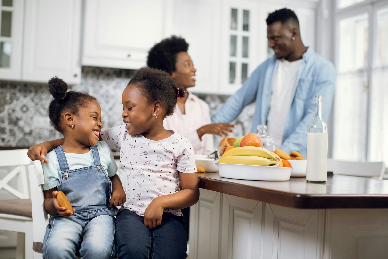 Illustration from the CNSS website: a family sharing breakfast